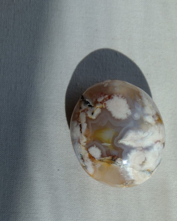 house-of-formlab-flower-agate-meditation-stones-003