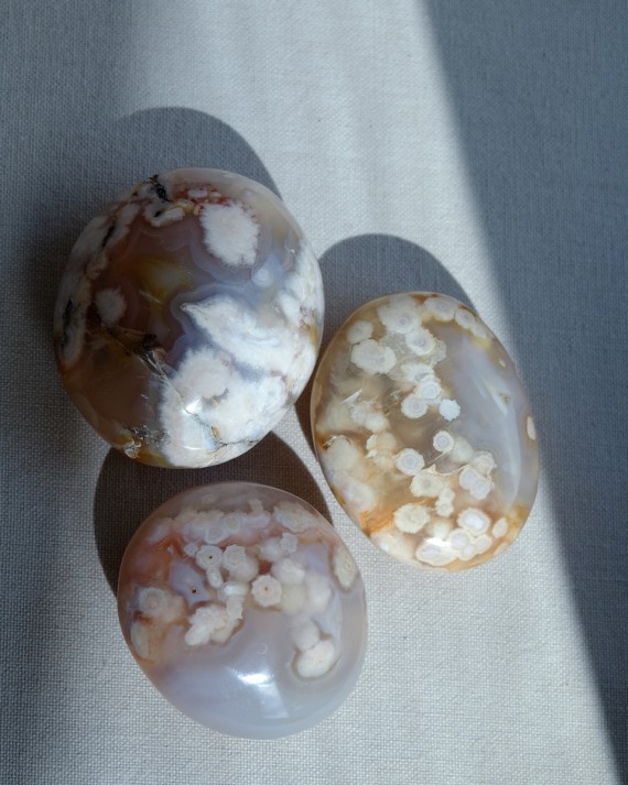 house-of-formlab-flower-agate-meditation-stones-004